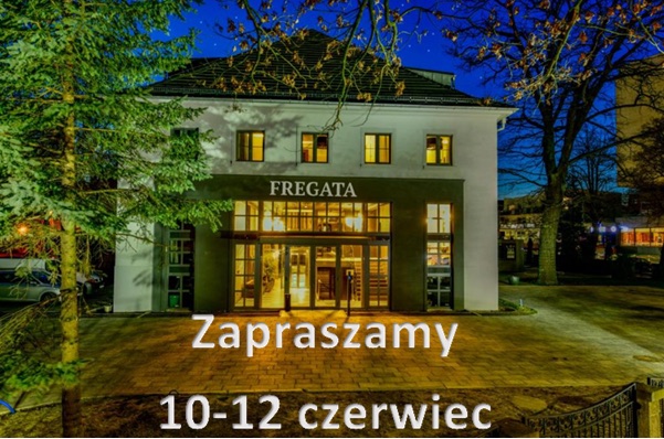 Hotel Fregata w Kołobrzegu nocą, z napisem: Zapraszamy 10–12 czerwiec