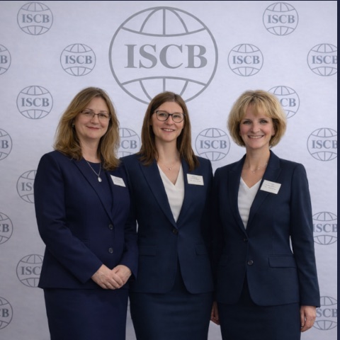Zarząd PGN ISCB wybrany na kadencję 2025–2028: Katarzyna Buszko, Barbara Więckowska i Izabela Miechowicz na tle ścianki z logo ISCB